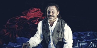 YAŞAR İLKSAVAŞ : İSTANBUL DEVLET TİYATROLARI’NDA TEK KİŞİLİK “HAMLET”