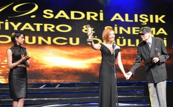 ÖZGE ÖZDER’İN SADRİ ALIŞIK TİYATRO OYUNCU ÖDÜLÜ KONUŞMASI