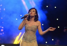 DEMET EVGAR İLE DİLEK TÜRKAN AYNI SAHNEDE