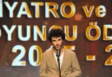 21. SADRİ ALIŞIK TİYATRO OYUNCU ÖDÜLLERİ -UMUT VEREN GENÇ OYUNCU ÖDÜLÜ Alan CIWAN- Di Tuwalete de – Şermola Performans