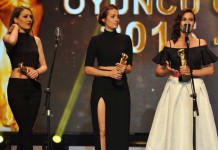 21.SADRİ ALIŞIK TİYATRO OYUNCU ÖDÜLLERİ SEÇİCİ KURUL ÖZEL ÖDÜLÜ:Hepimizin Hikayesi Aynı