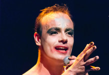 Glam-rock müzikali Hedwig ve Angry Inch Moda Sahnesi’nde glam