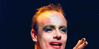 Glam-rock müzikali Hedwig ve Angry Inch Moda Sahnesi’nde glam