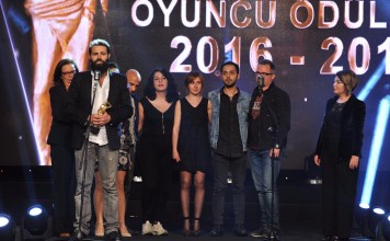 Yolcu Tiyatro-Ersin Umut Güler Ödül Konuşması İzleyenleri Ağlattı