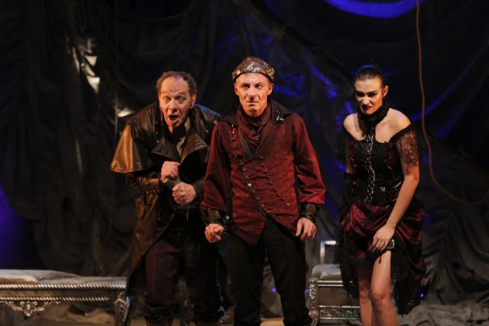 caligula-yasar-ilksavas-diren-sanat-tiyatro-baba-sahne-levent-oktem-ahmet-saracoglu