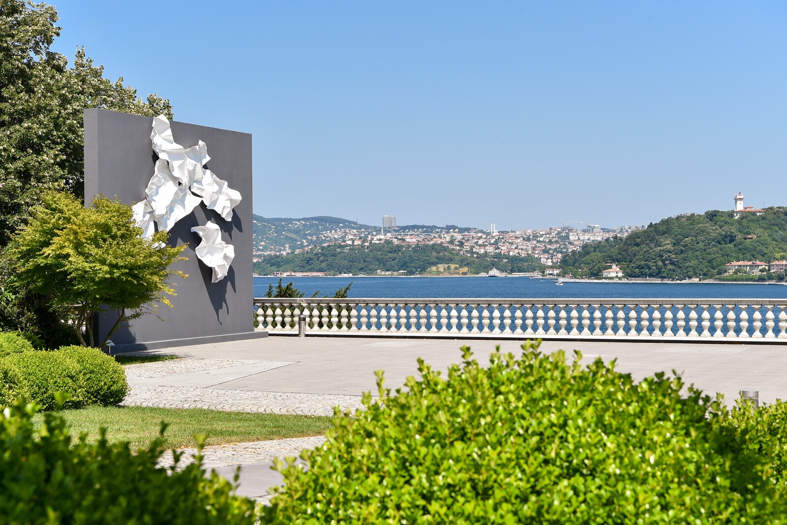 Seyhun Topuz’un “Kuzgun Acar Anısına” isimli eseri Sabancı Üniversitesi Sakıp Sabancı Müzesi’nin Bahçesinde