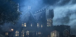 Netflix’in yeni korku dizisi Tepedeki Ev’in yönetmeni Mike Flanagan ile kamera arkası