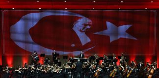 Sabancı Topluluğu, Cumhuriyet’in 100’üncü yılınıŞef Cem Mansur yönetimindeTürkiye Gençlik Filarmoni Orkestrası ile kutladı