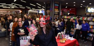 Nil Karaibrahimgil’in D&R’daki ilk imza günündeuzun kuyruklar oluştu