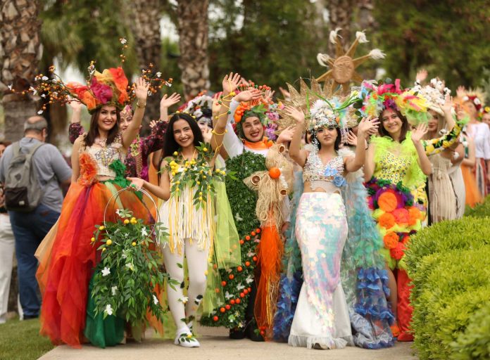 1713694475_Milyonlarca_Kisi_Karnaval_icin_Adana___da_Bulustu__5_